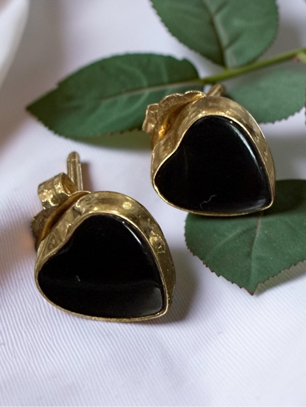 14K Gold Black Onyx Heart Stud Earrings